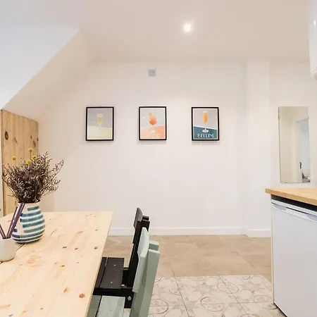 Stylish One Bed Oasis In Historic Centre *